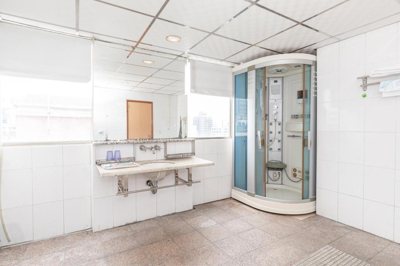 Yi Pin Business Hotel Taoyuan Bagian luar foto