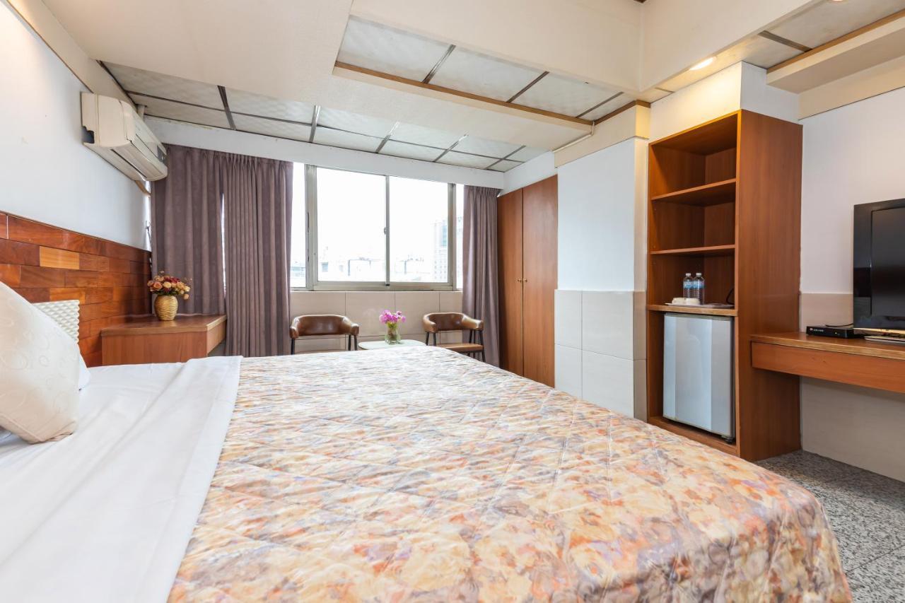 Yi Pin Business Hotel Taoyuan Bagian luar foto