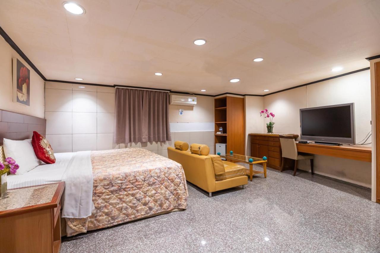Yi Pin Business Hotel Taoyuan Bagian luar foto