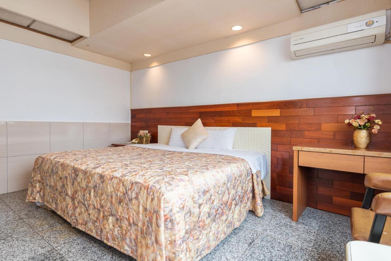 Yi Pin Business Hotel Taoyuan Bagian luar foto