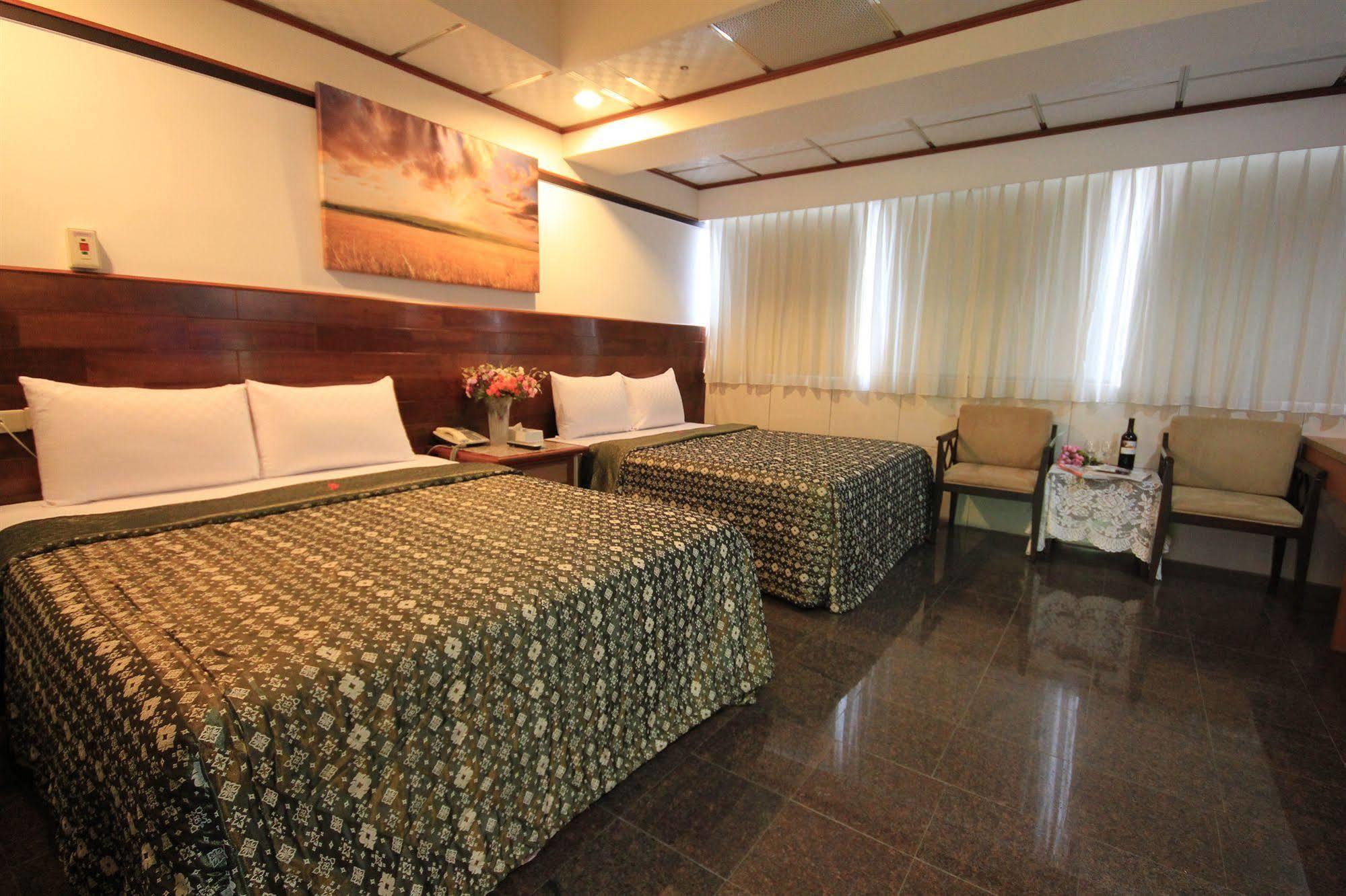 Yi Pin Business Hotel Taoyuan Bagian luar foto